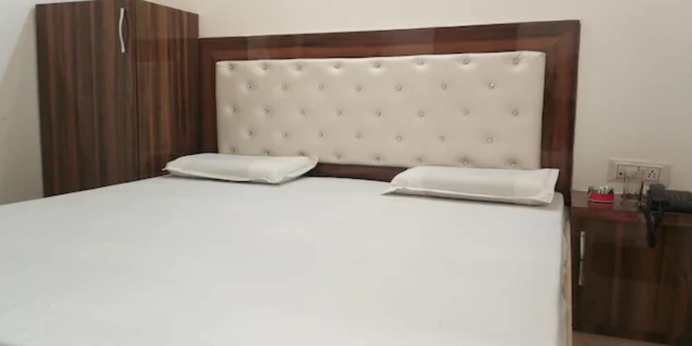 Goroomgo Double Tree Ghaziabad