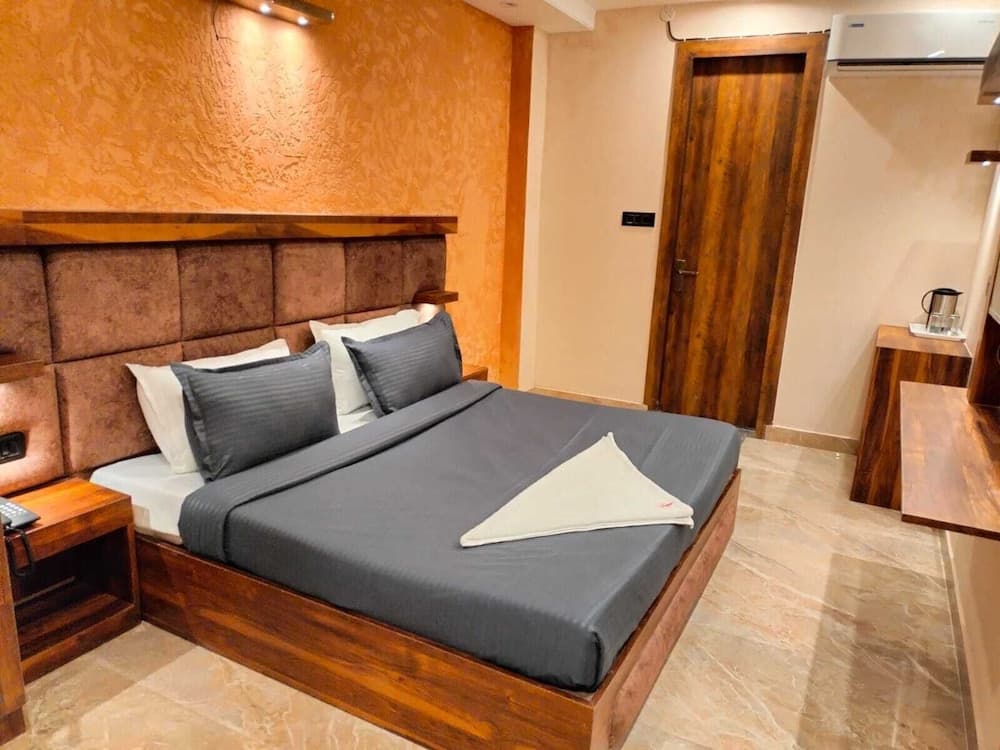 Hotel Bhatia Inn