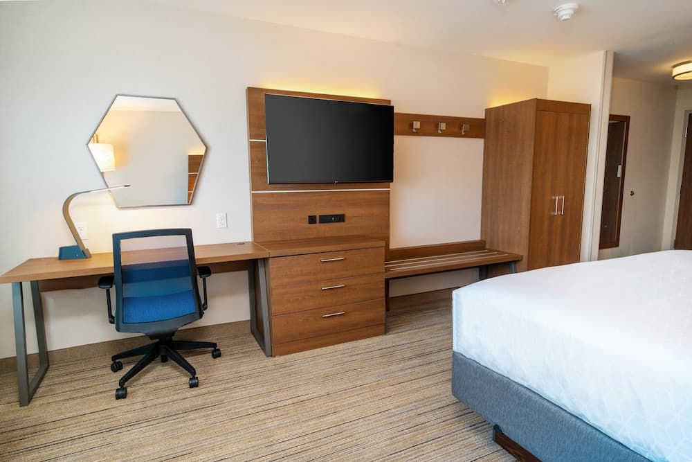 Holiday Inn Express & Suites - Las Vegas - E Tropicana by IHG