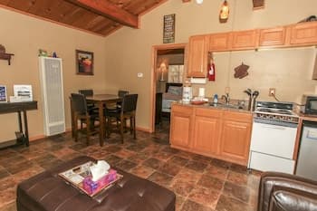 The Beary Cozy Cabin, Huge Snow Play Area!