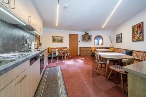 Raphaela, Garni