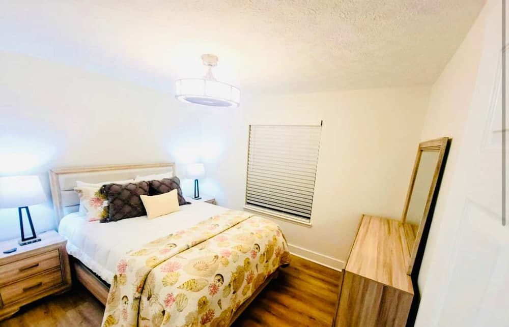 Stunning 4BD Jacuzzi - 4 Min To Beach Panama City