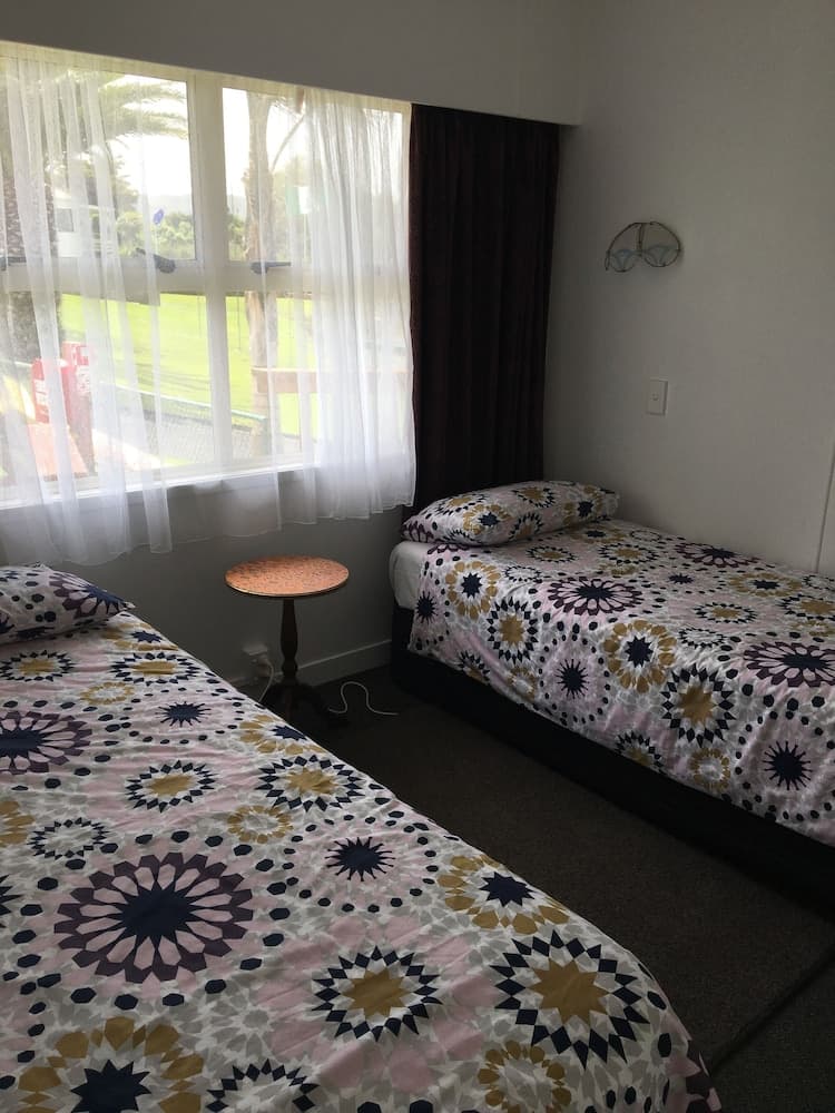 Raglan Palm Beach Motel
