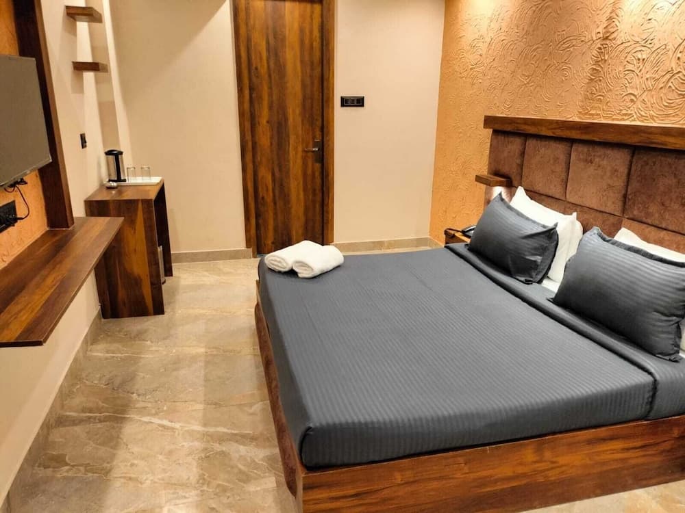 Hotel Bhatia Inn