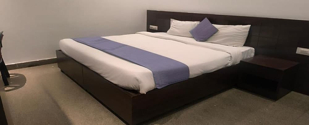 Fabhotel Azure I