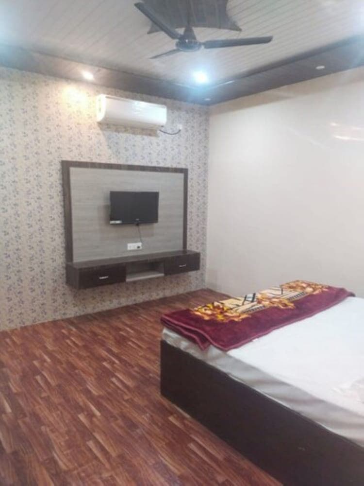 Goroomgo Banaras Residency Varanasi