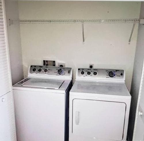 Beach, pool, and Gym 2B 2B Near Gulfstream & Mall