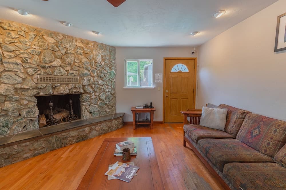 Mariposa Lodge