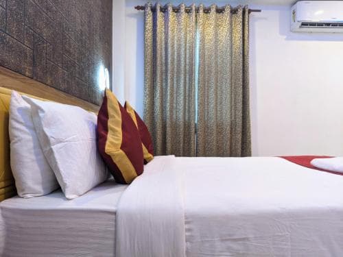 Hotel Feathers