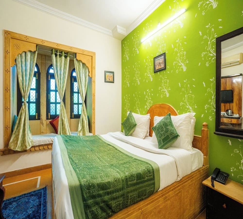 Hotel Golden Rock