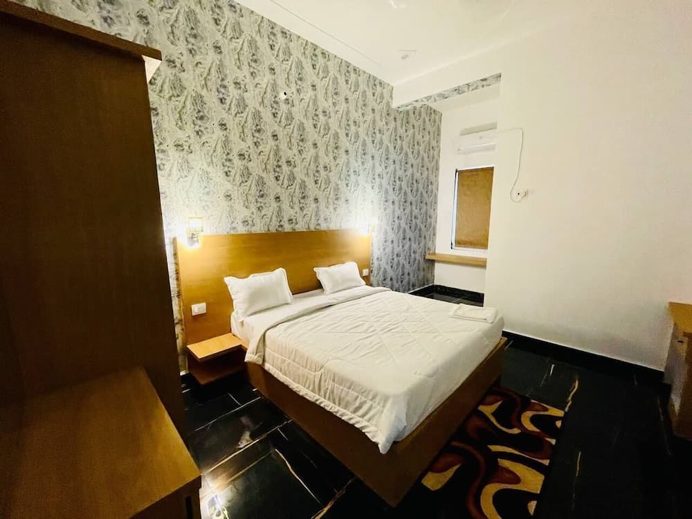 Hotel B P Emerald