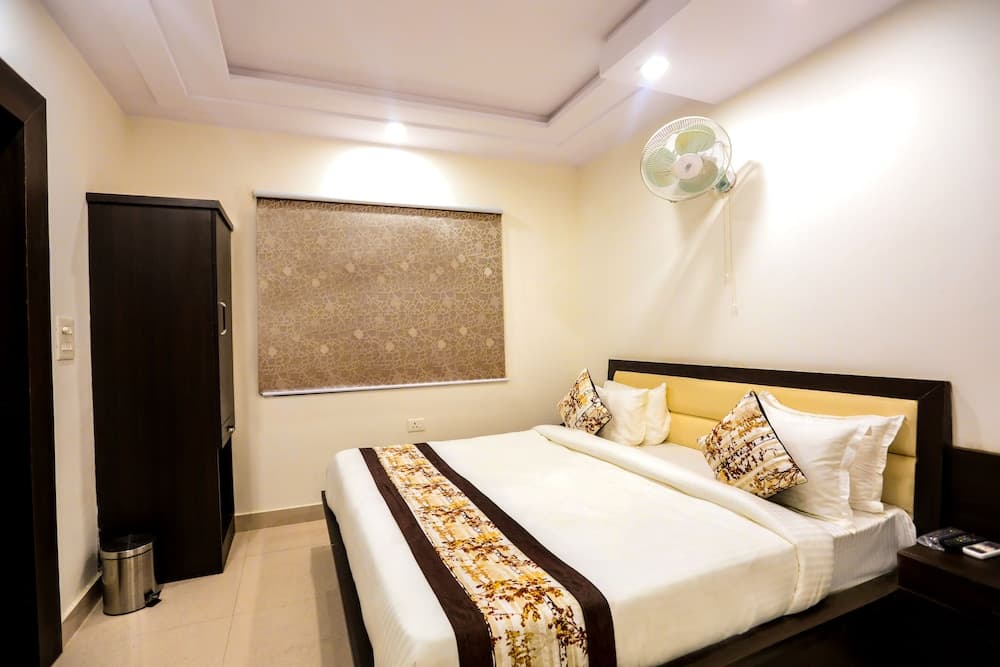 Hotel Four Apple