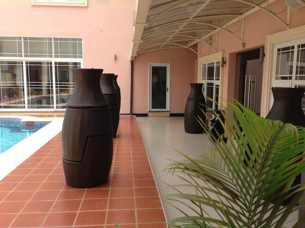 GrandBee Suites