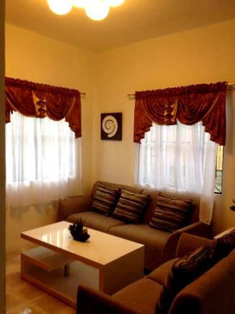 Roy's Cabin Suites