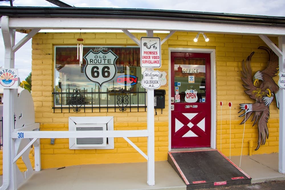 Brad's Desert Inn