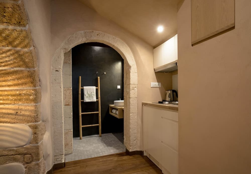 J&G Suites