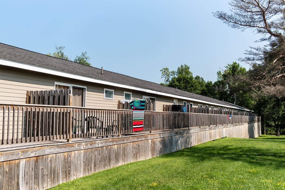 Capt.'s Inn & Suites