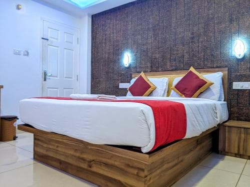 Hotel Feathers