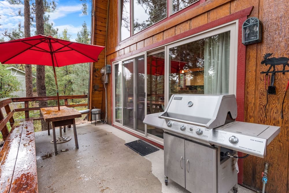 Moonridge Retreat - 6BR, Walk to Bear Mountain, Foosball Table, BBQ