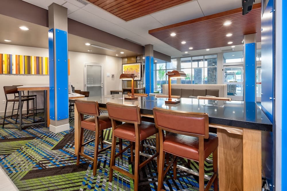 Holiday Inn Express & Suites - Grand Rapids Airport - South by IHG