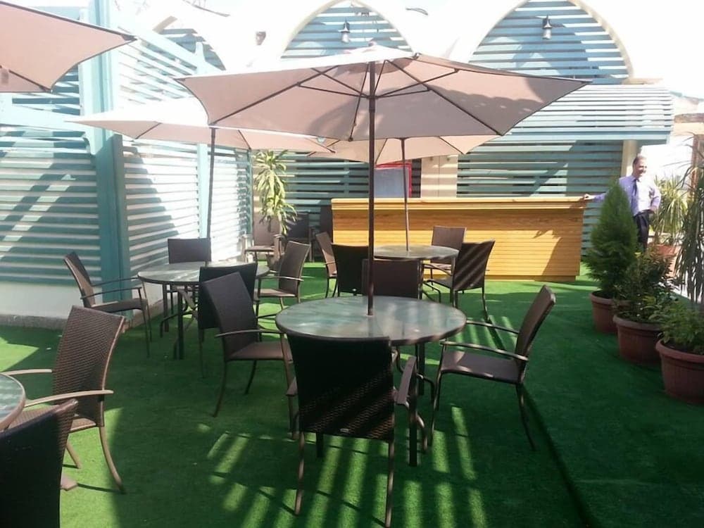 Pyramids Plaza Hotel