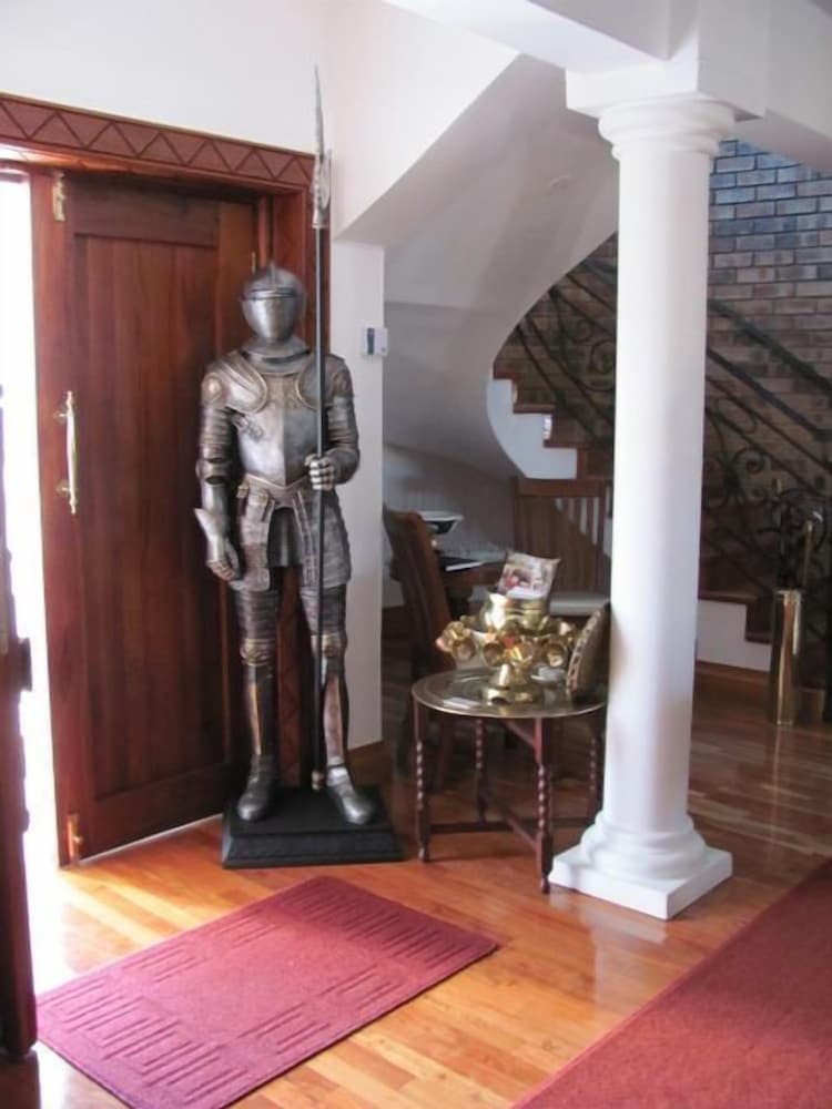Aristo Manor