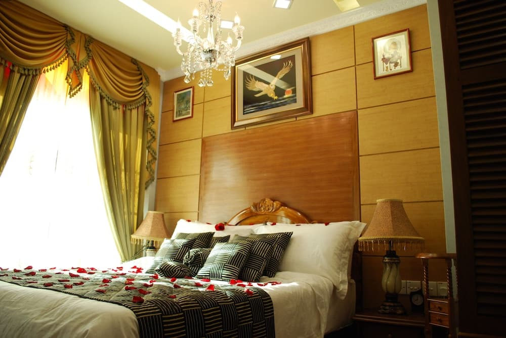 Loona Hotel