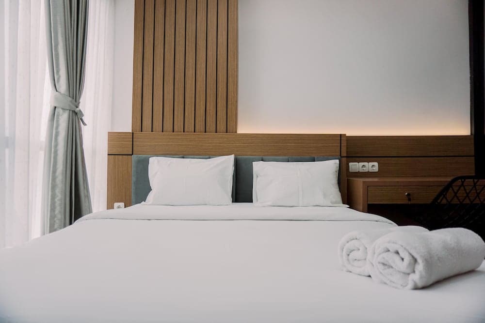 Homey and Comfortable 1BR at The Smith Alam Sutera Apartment By Travelio