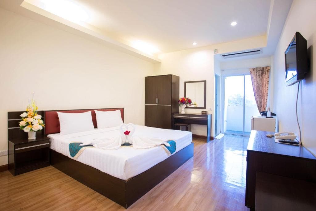 โรงแรมธาราคีรีเพลส