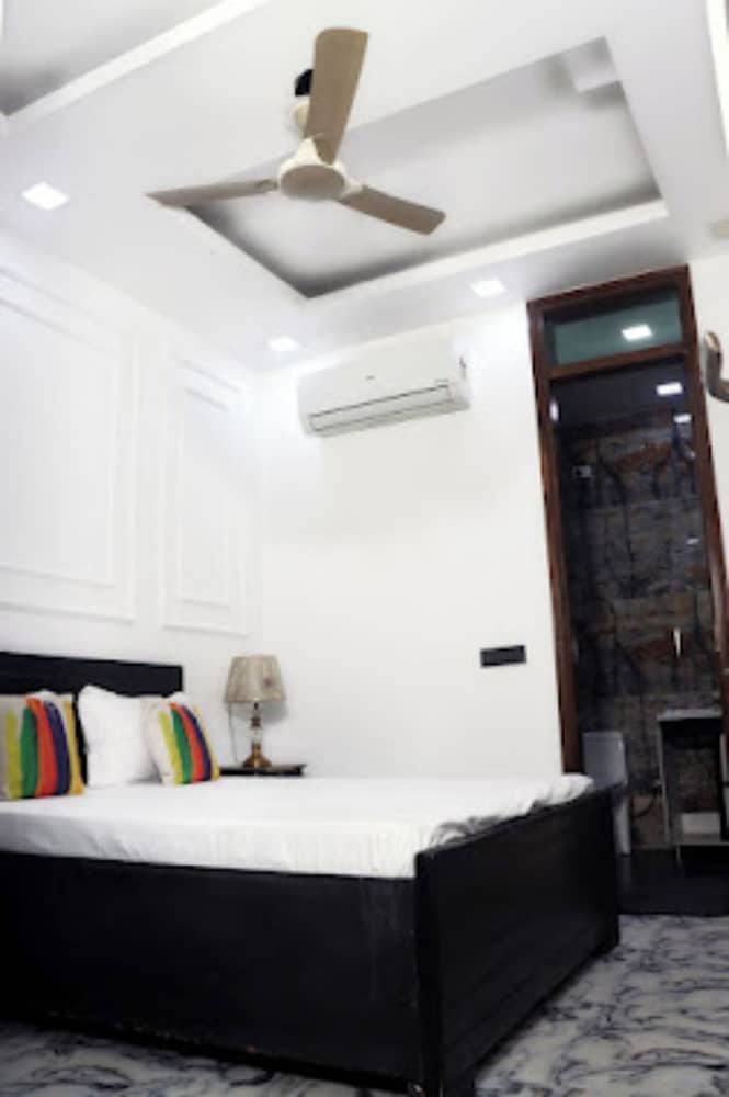 Goroomgo Omasha Residency Noida