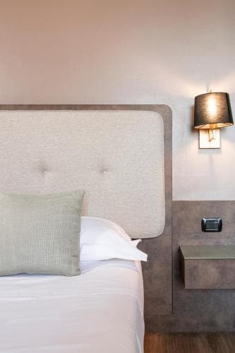 Mokinba Hotels King