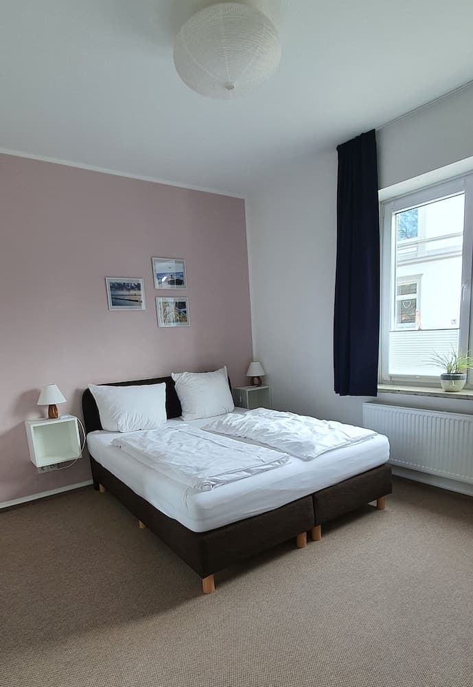 Bed & Kitchen