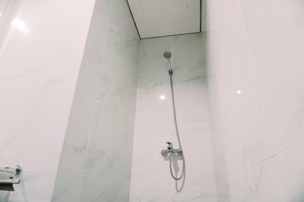 Homey and Comfortable 1BR at The Smith Alam Sutera Apartment By Travelio
