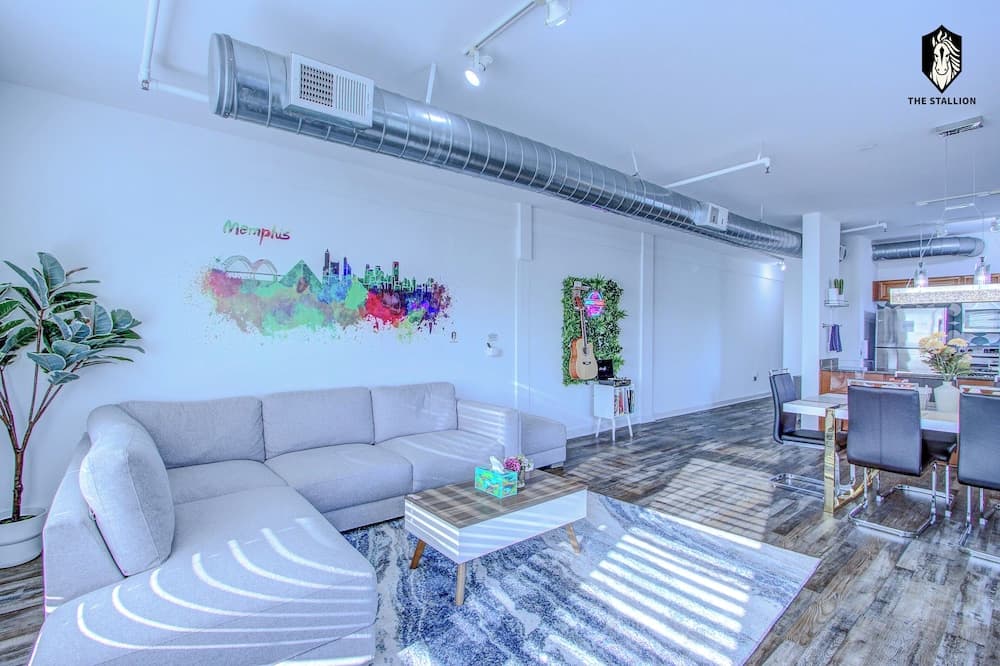 The Stallion #107 - Modern Spacious Loft in Downtown with free parking