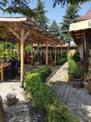 Roadside Restaurant & Caffe Bar