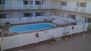 Tradewinds Motel