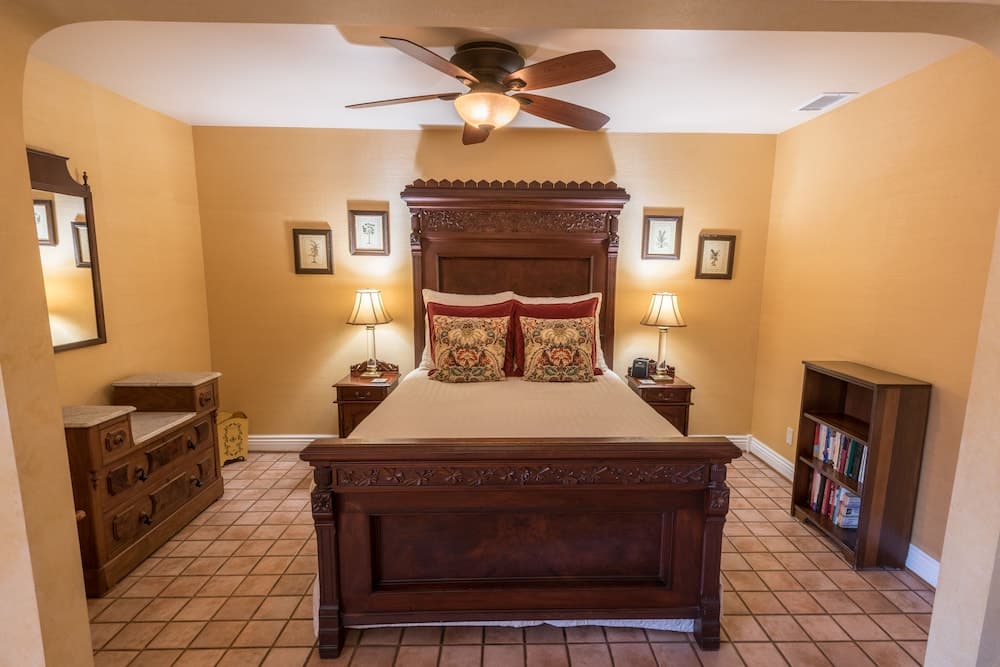 Harbor House Inn