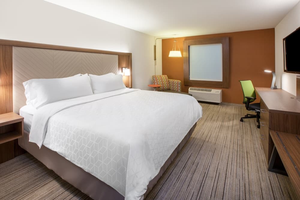 Holiday Inn Express & Suites - Grand Rapids Airport - South by IHG
