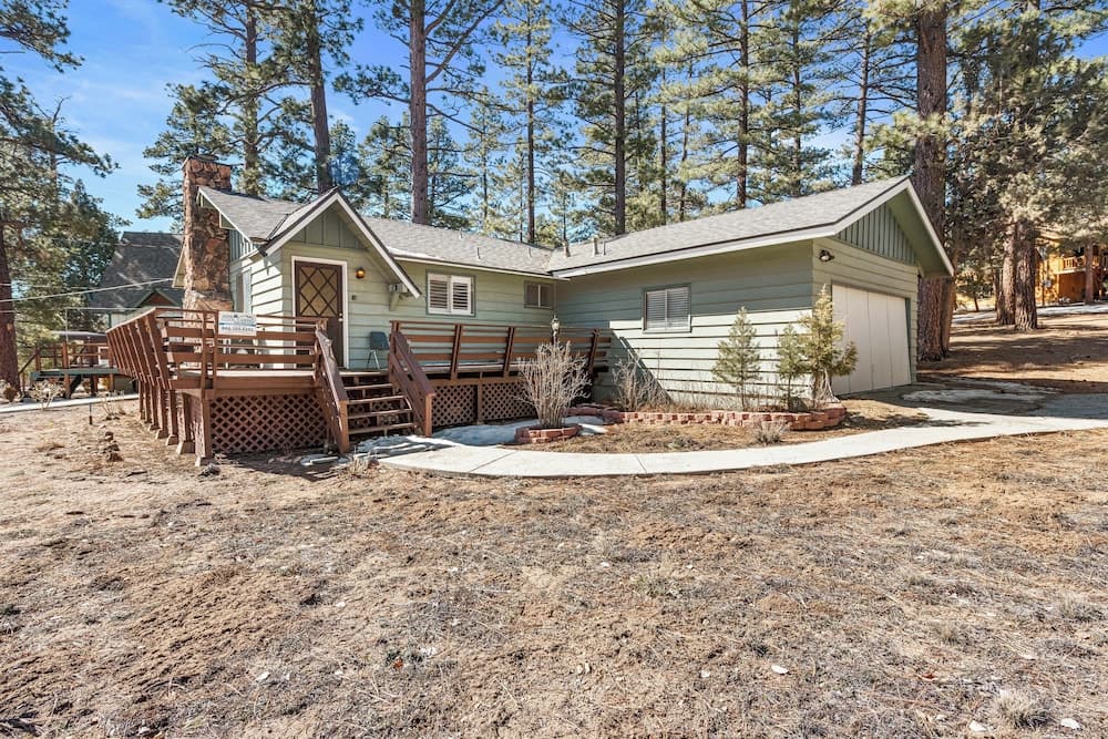 Snowridge - Charming classic cabin with a wood burning fireplace and WiFI!