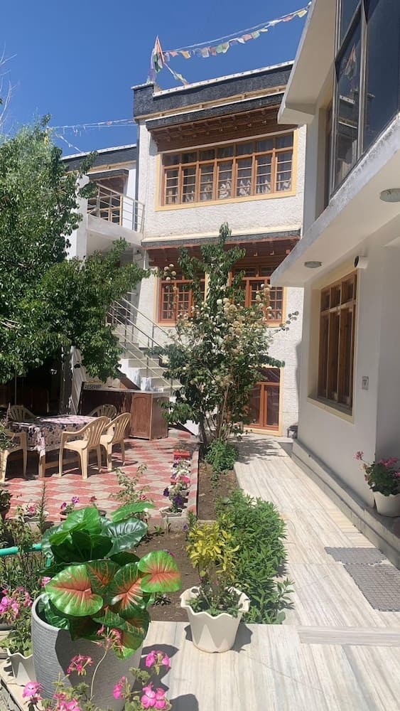 Ser-Dung Guest House