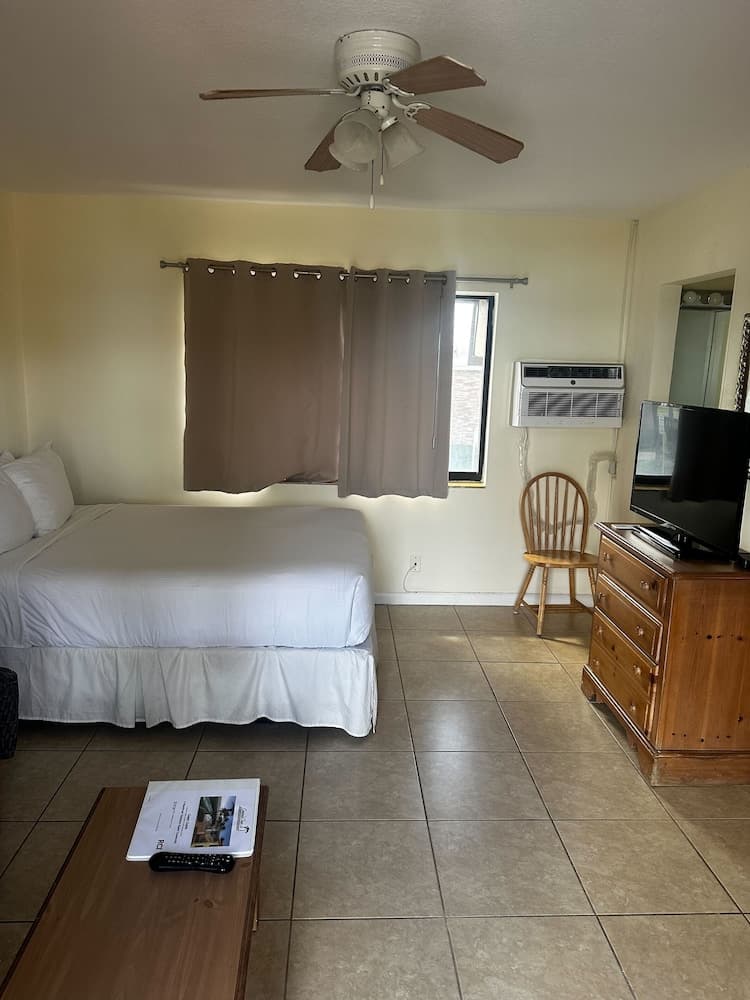 Emerald Seas Ocean Front Motel