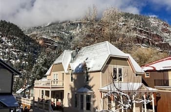 Alplily Inn