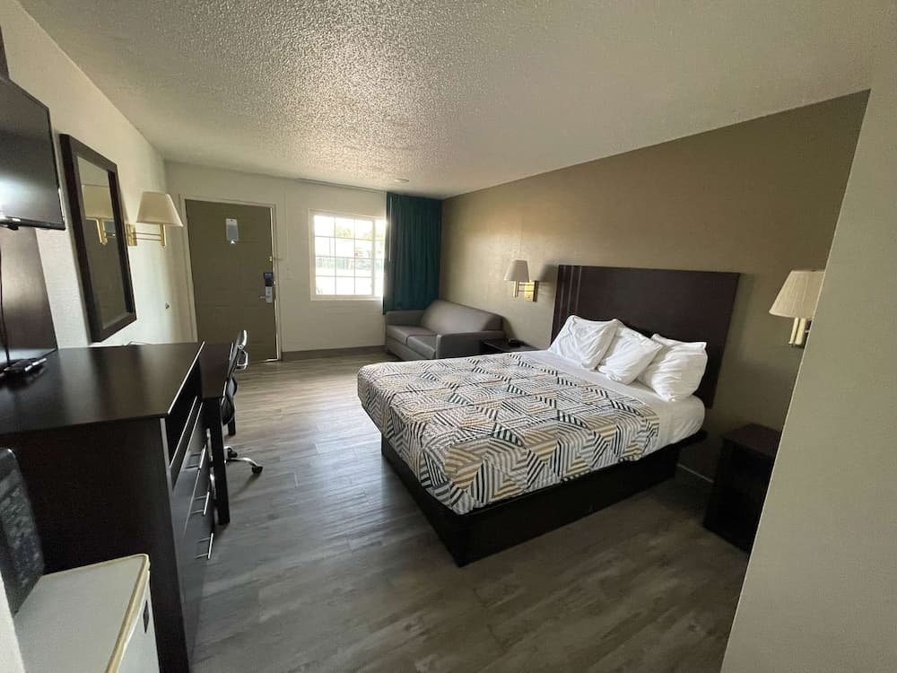 Rodeway Inn & Suites