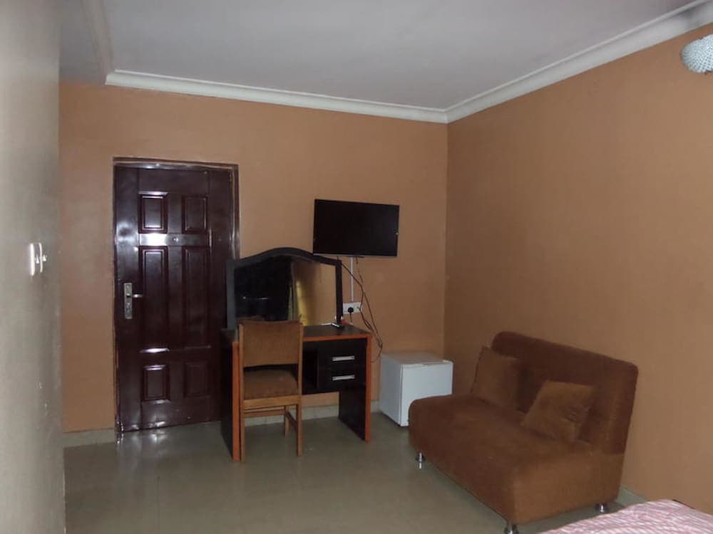 B & S Hotel