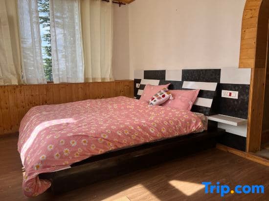 Ahistay Homes - Family Room with Private Entrance