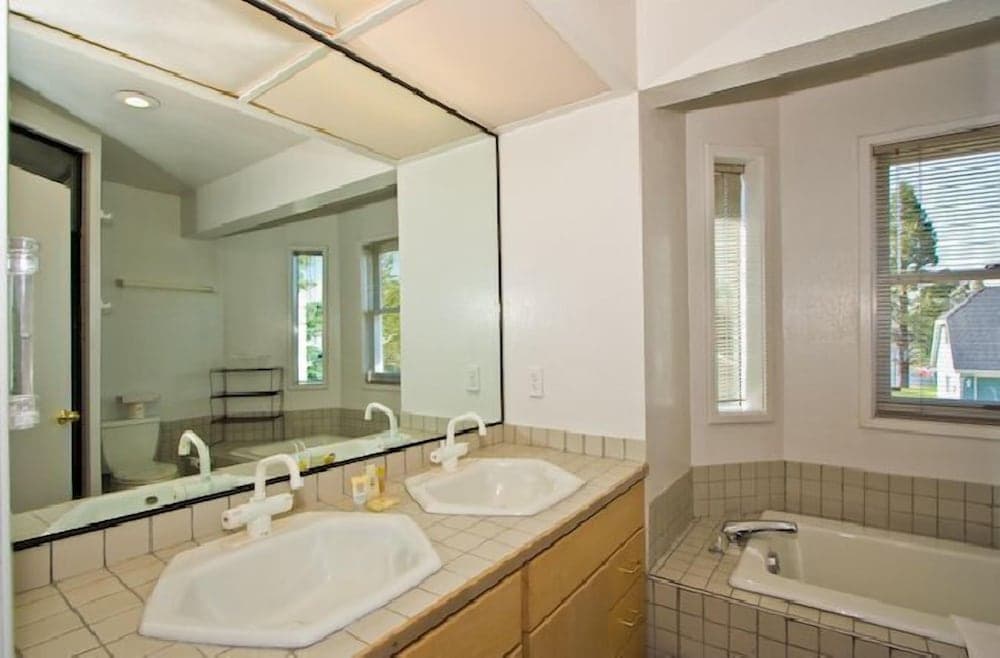 2136 Venice Dr.