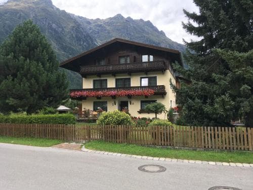 Kuen Adolf, Landhaus