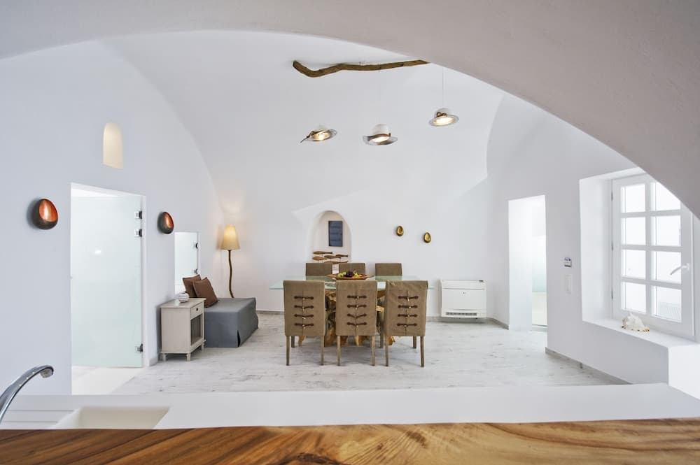 Hyperion Oia Suites