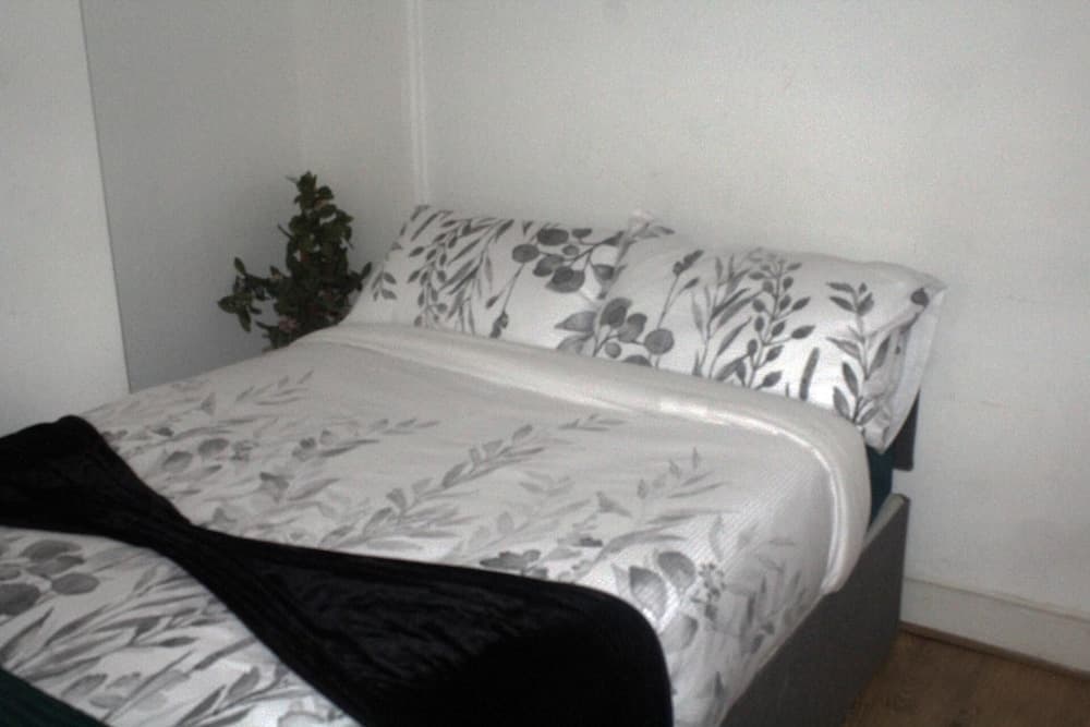 Spacious 4-Bed House - Sleeps 5 Garden & Parking