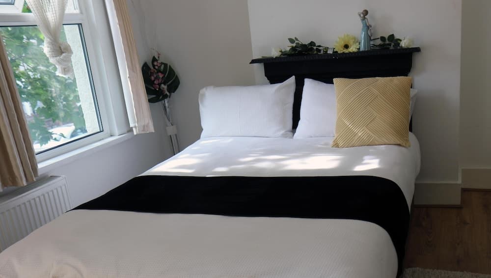 Spacious 4-Bed House - Sleeps 5 Garden & Parking